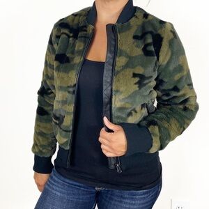 PEYTON JENSEN Green Black Camouflage Faux Fur Fuzzy Sherpa Bomber Jacket Small